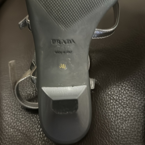 Bought but never worn beautiful
Prada Silver Leather kitten heels Size
38 1/2 - Picture 9 of 13